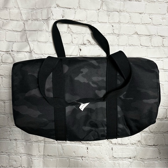 🆕dark camo duffel bag - Picture 3 of 6